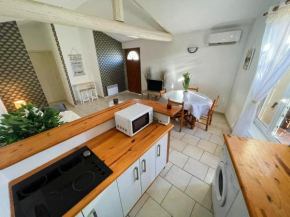 Appartement en plein centre du village avec jardin